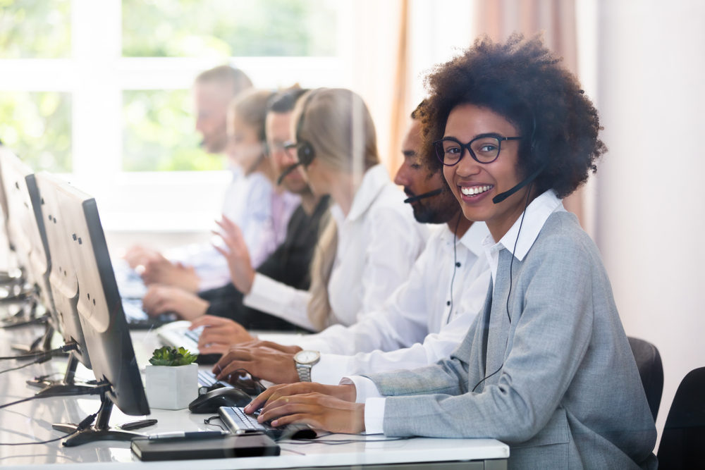 Several after-sales staff are patiently responding to customers' questions.