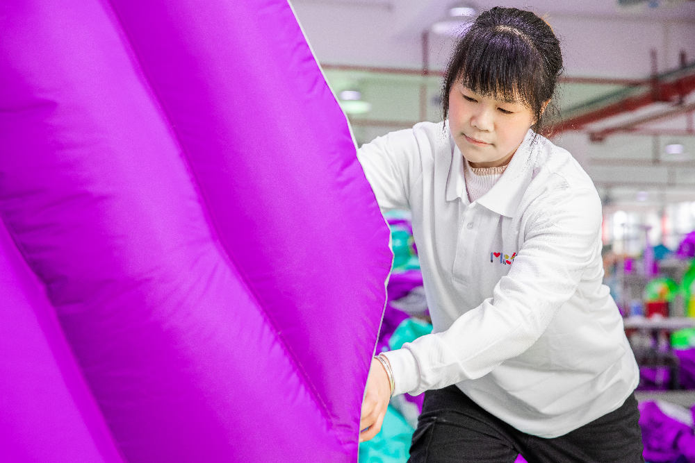 A worker conduct inflatable test for our products, ensuring that there is no air leakage and other defects.